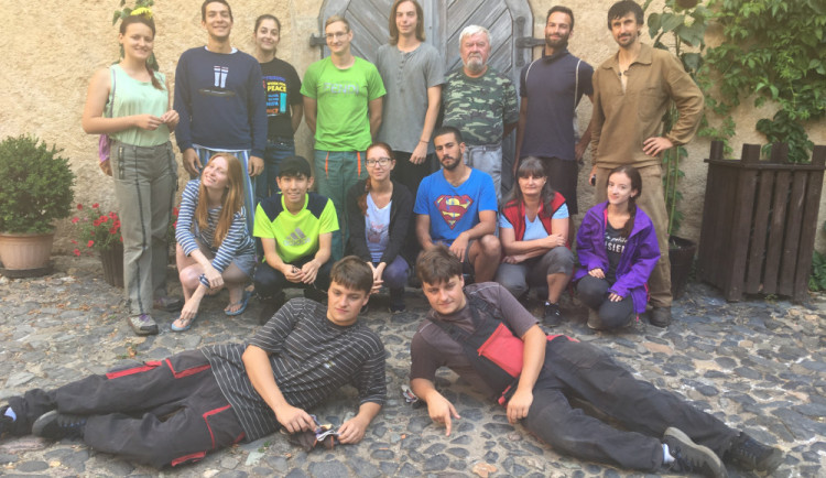 Na Grabštejn se vrací dobrovolníci. Čeká je práce na zahradách a svazích okolo hradu