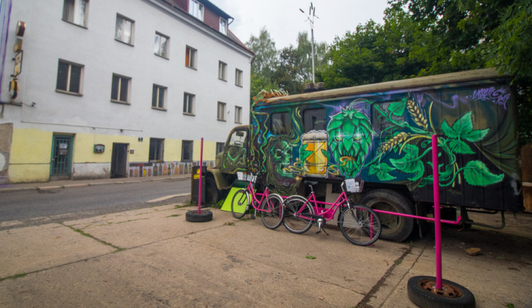 Stovky druhů piv, otevřeno každý den a nekonvenční atmoška. Takovej byl, je a bude Azyl