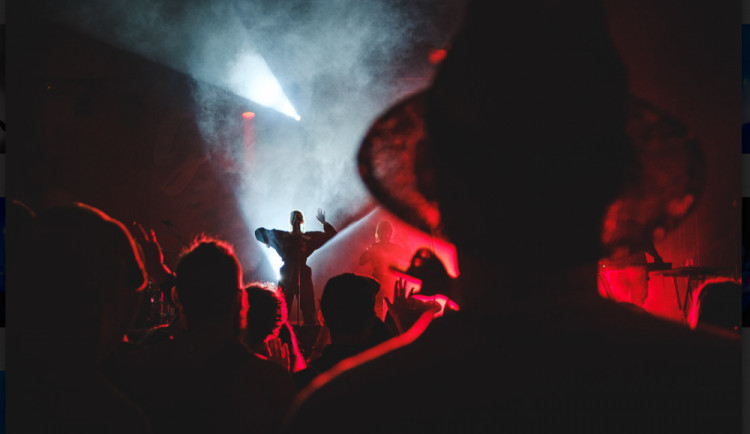 Beseda u Bigbítu, autor Tomáš Valnoha