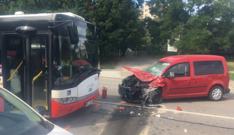 FOTO: V Brně se srazil autobus MHD s osobákem, šest lidí se zranilo