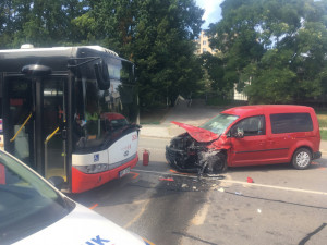 FOTO: V Brně se srazil autobus MHD s osobákem, šest lidí se zranilo
