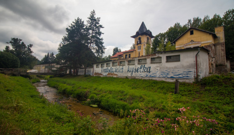 FOTO: Ve Vratislavické kyselce začíná rekonstrukce. Minerálka se bude stáčet nejdřív za tři roky
