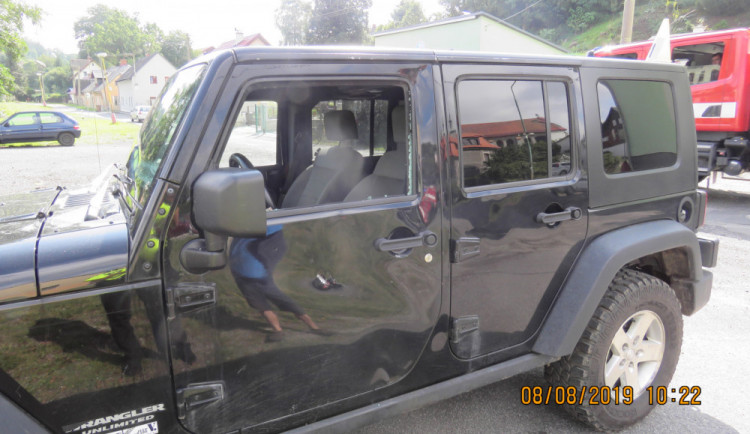 Jeep se srazil s koloběžkou, muž bez přilby prorazil hlavou boční sklo