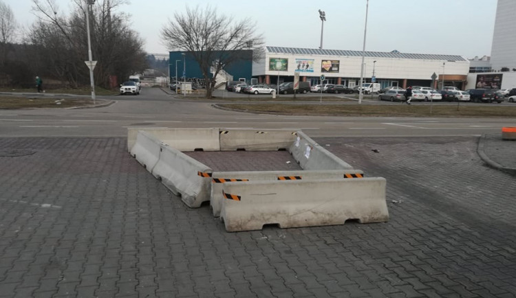 Betonové bloky se u Hokejové haly mládeže objevily letos v zimě