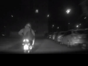 VIDEO: Zfetovaný muž ujížděl v Brně policistům na kradeném skútru