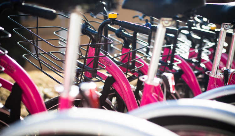Odkládání sdílených kol v Liberci? V centru města už jedině do stojanů