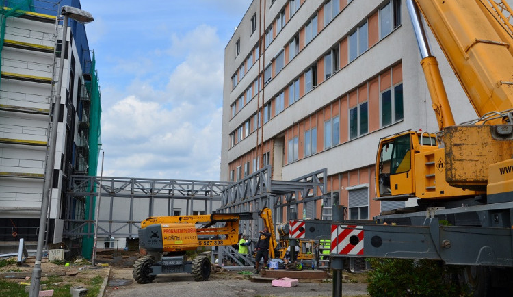 FOTO: Jablonecká nemocnice už má nové chodby, které vedou do pavilonu intenzivní medicíny