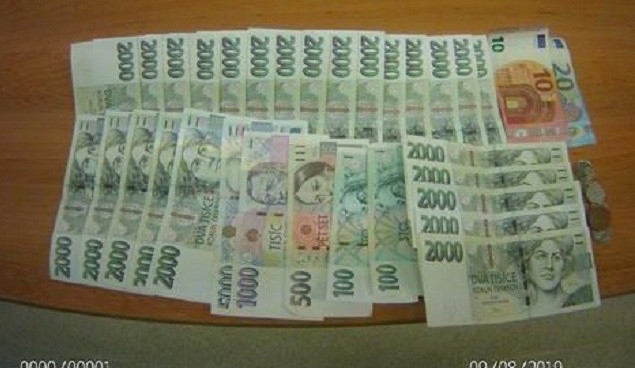 Poctivá nálezkyně v Brně vrátila peněženku, ve které bylo 57 tisíc korun