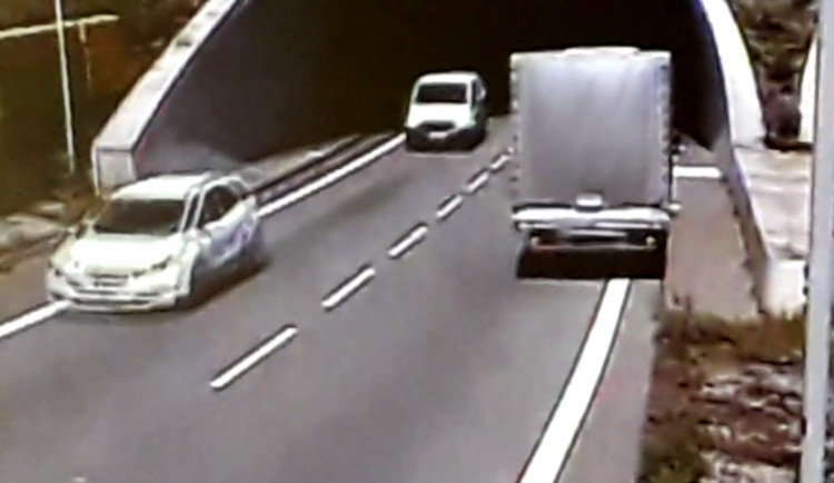 VIDEO: Řidič dodávky projel Pisáreckým tunelem v protisměru, způsobil kolaps v dopravě