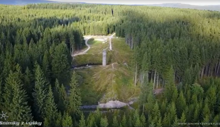 VIDEO: Protržená přehrada. Prohlédněte si tohle zákoutí Jizerských hor z ptačí perspektivy