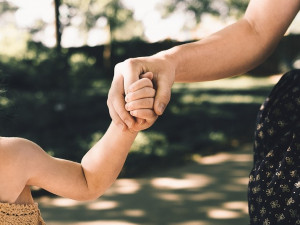 V Lužánkách se ztratilo tříleté děvčátko, strážníci pak našli maminku