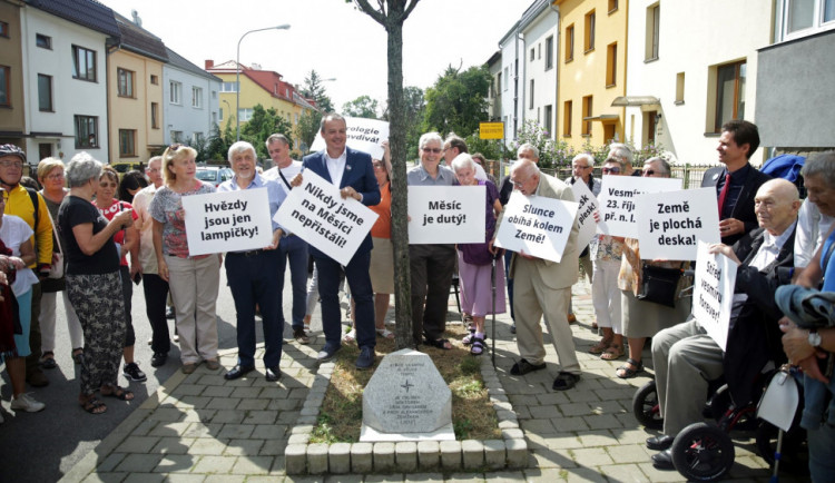 Odhalení památníku středu vesmíru