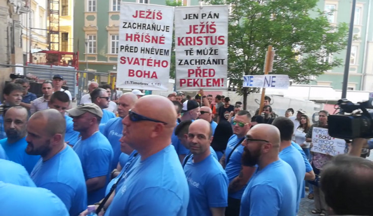 Slušní lidé před divadlem