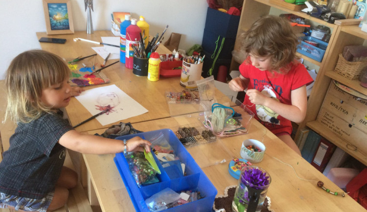 Žádné nudné sezení v lavicích nebo domácí úkoly. Nejdůležitější je dětem důvěřovat, říká Radek Pokorný z Liberecké Sudbury školy