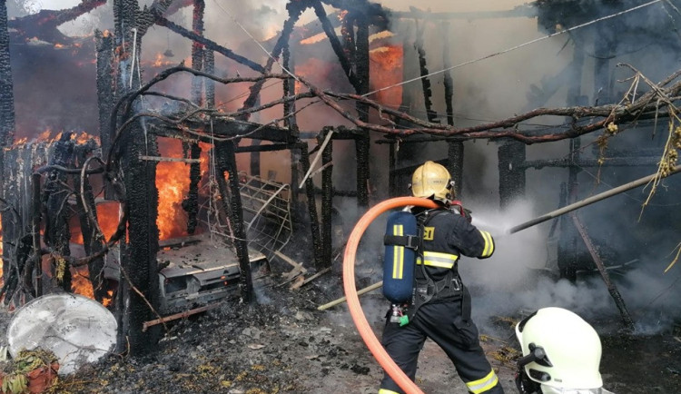 FOTO: Garáž v Bílém Kostele zachvátily plameny, byl vyhlášen druhý stupeň poplachu
