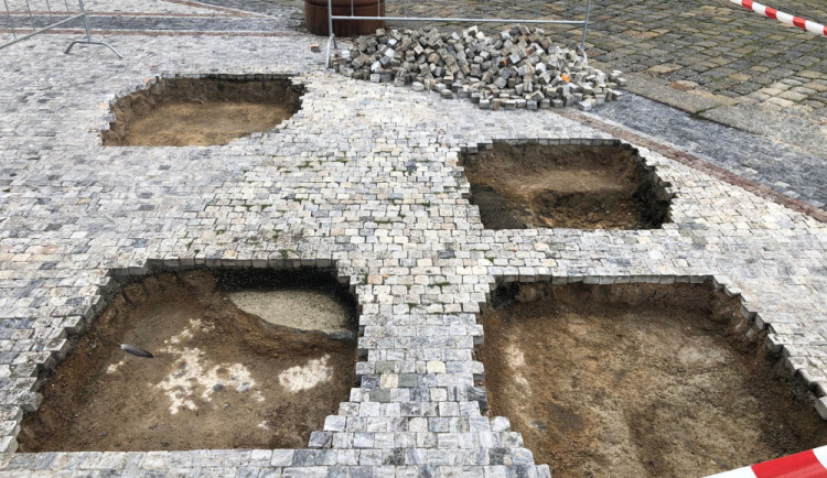 Před libereckou radnicí se objevily čtyři díry. Od zítřka v nich budou stát sochy