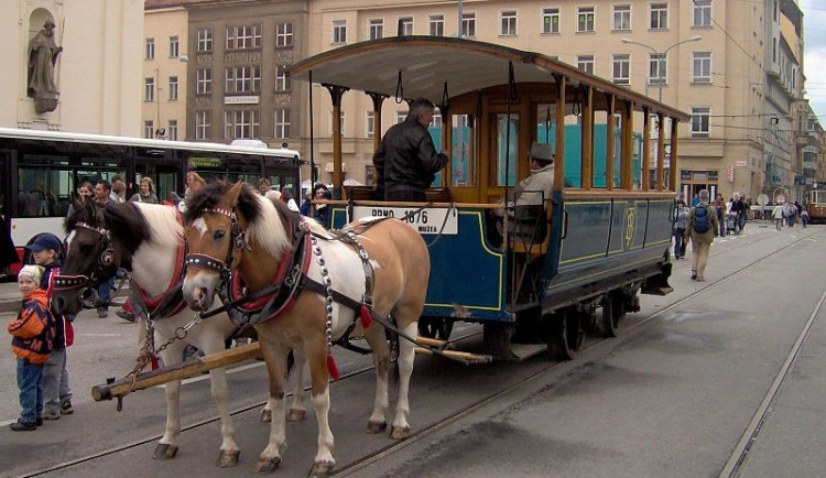 Tramvaj koňka 150 let od premiéry opět projela brněnskými ulicemi