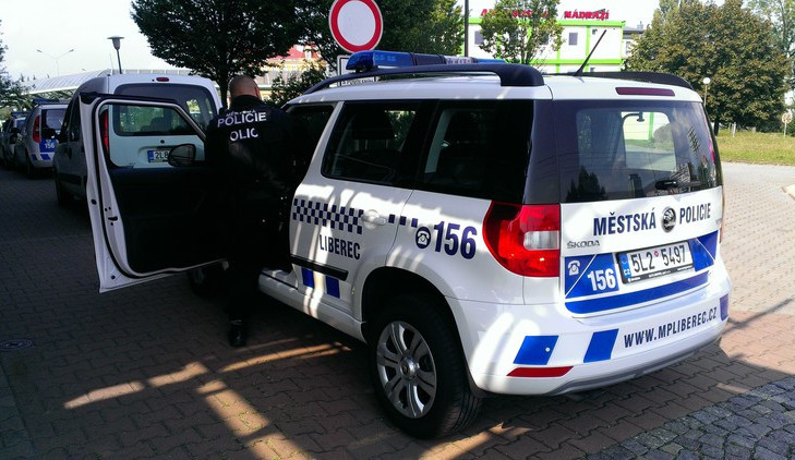 Vandal urval autě na Perštýně zrcátko, za jeho řáděním stál nejspíše alkohol