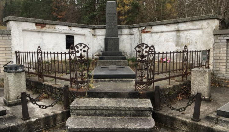 Co vše se dá adoptovat? V Hejnicích jsou to třeba hrobky