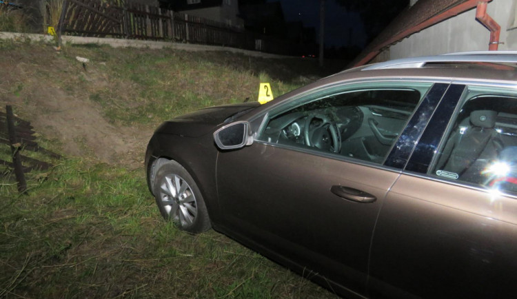 Zaparkované auto se samo rozjelo a skončilo ve zdi domu, vznikla stotisícová škoda