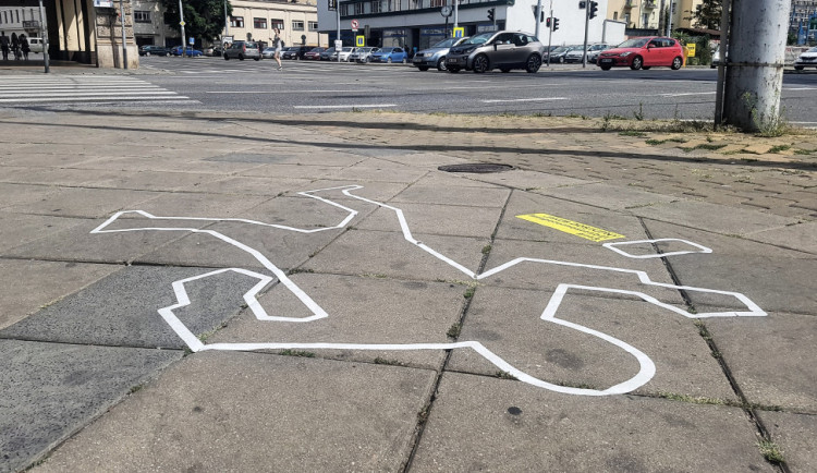 V Brně se přes noc objevily obrysy mrtvých lidí a pomníček. Kampaň #nepozornostzabiji chce varovat nepozorné chodce