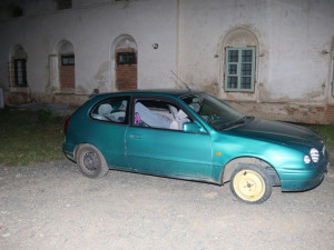 Ujížděli před policií a schovávali se ve křoví. Tříčlenná osádka podivně jedoucího auta byla značně pod obraz