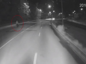 VIDEO: Chodec v Brně přecházel silnici a řidič rozjezdu musel prudce zabrzdit. Zranila se přitom cestující