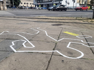 V Brně se přes noc objevily obrysy mrtvých lidí a pomníček. Kampaň #nepozornostzabiji chce varovat nepozorné chodce
