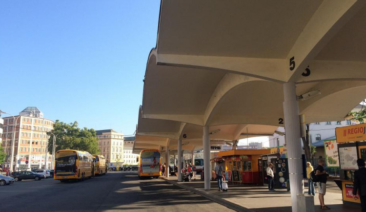 Autobusové nádraží u Grandu