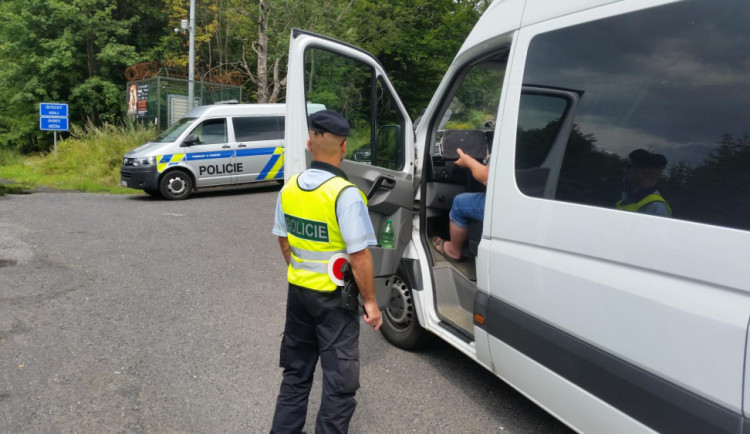FOTO, VIDEO: Policisté pátrali po převážených migrantech, zkontrolovali více než stovku vozidel