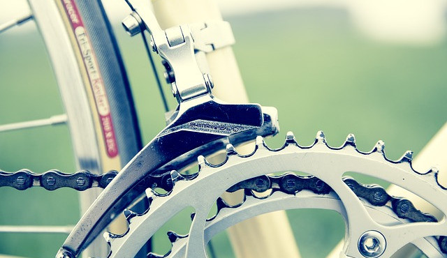 Mladík sedl na kolo pod vlivem, ale nezvládl řízení a skončil na zemi