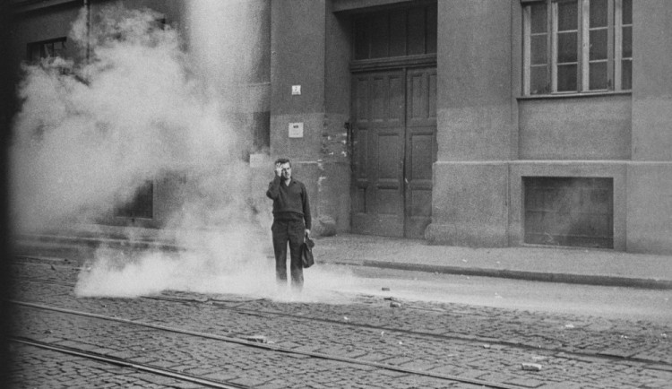 FOTO: Když Češi pálí do Čechů. Dobové fotografie z Brna přibližují srpnové události roku 1969