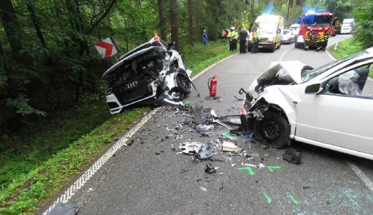 FOTO: Řidič Fabie nezvládl jízdu na mokré silnici a trefil Audi, při nehodě se zranily i dvě děti