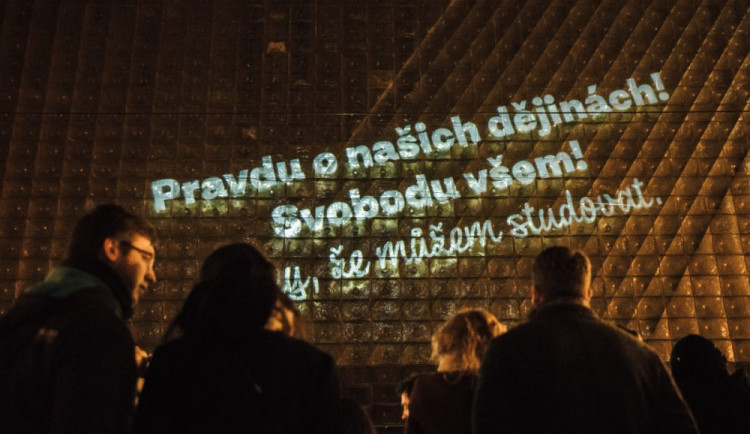 Brněnská divadla nasvícením připomenou třicet let od pádu komunistického režimu v Evropě