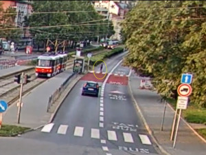 VIDEO: Mrazivé záběry srážky chlapce a šaliny. Mladík se koukal do telefonu a skončil pod koly tramvaje