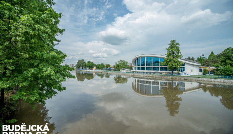 Otevření plaveckého stadionu brzdí komplikace, návštěvníci si musejí počkat do druhé poloviny září