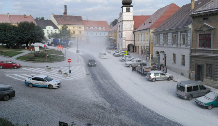Vápencový prach v centru Volyně způsobil lidem škody, firma je zaplatí