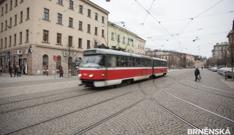 Namol opilí mladíci se v Brně pokusili ukrást značku 'Pozor tramvaj', daleko ji nedonesli