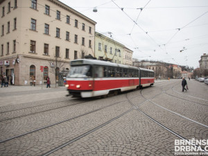 Namol opilí mladíci se v Brně pokusili ukrást značku 'Pozor tramvaj', daleko ji nedonesli