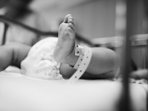 Zázrak v brněnské nemocnici. Lékaři přivedli na svět dítě u ženy s mozkovou smrtí
