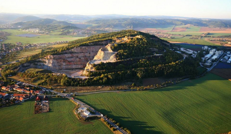 Čebín a přilehlý lom