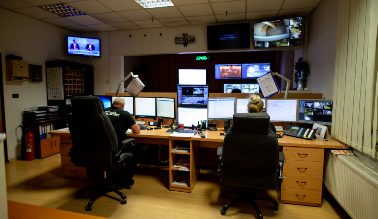 VIDEO: Vy zm**i, kde mám syna, křičel na policisty opilý muž