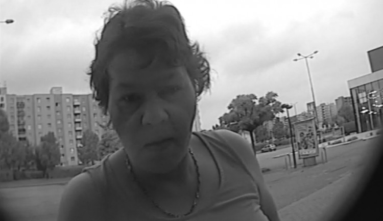 Žena chtěla vybrat hotovost z kradené platební karty, policisté zjišťují její totožnost