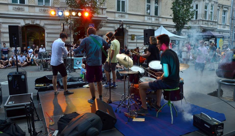 TIPY NA VÍKEND: Dvě velké street party na Jaselské a Lidické, Dožínky, poslední letní tanec v Sonu, Svitava pod parou a vůně koření
