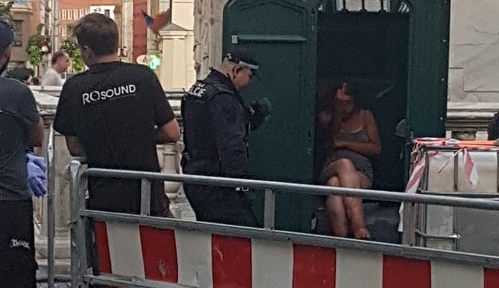 Opilá žena odmítala opustit mobilní záchod