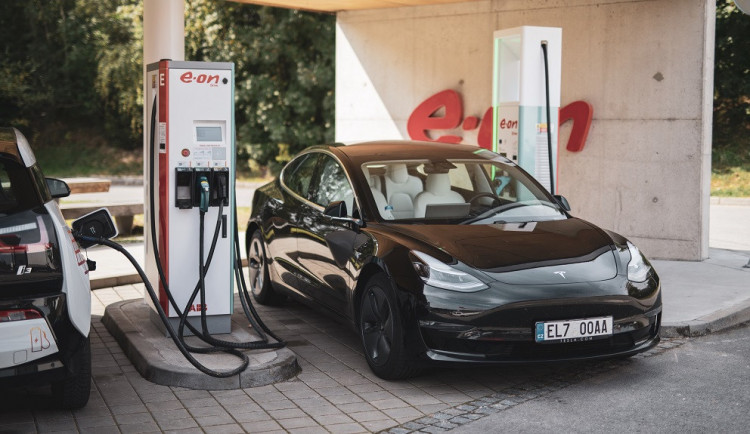 E.ON otevřel první ultrarychlou dobíjecí stanici elektromobilů v Česku. Auto dobije za deset minut
