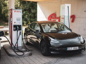 E.ON otevřel první ultrarychlou dobíjecí stanici elektromobilů v Česku. Auto dobije za deset minut