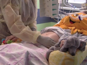 VIDEO: Zázrak v Brněnské nemocnici. Díky péči lékařů se matce 117 dnů po mozkové smrti narodila zdravá holčička