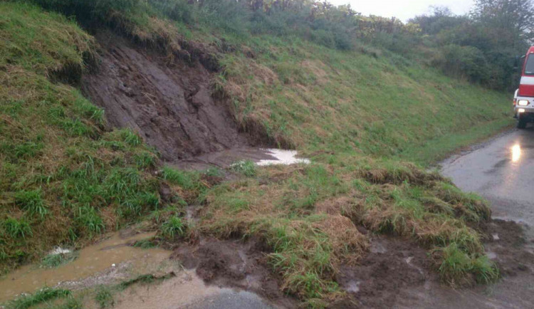 FOTO: Silný déšť potrápil obyvatele Bučovic a okolí, na ulicích zůstaly nánosy bahna