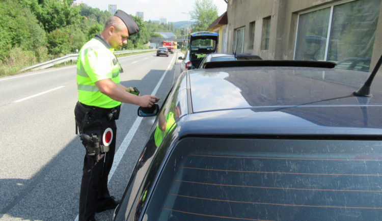 FOTO: O víkendu se policisté zaměřili na rychlost, pásy i telefonování za jízdy